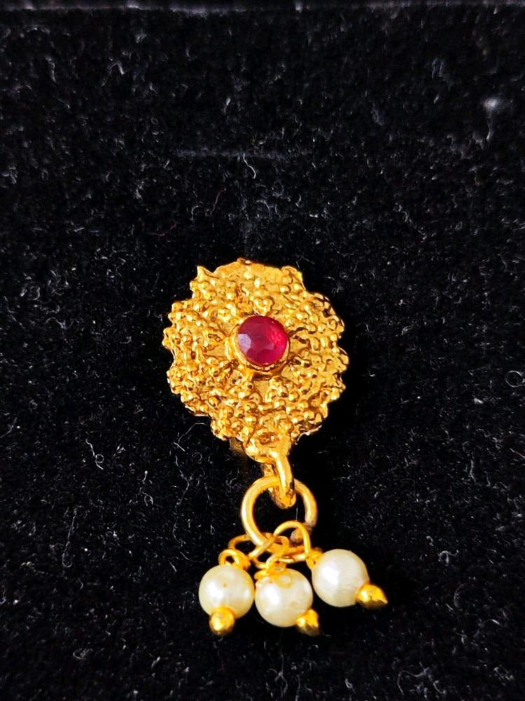 RED DIAMOND AND PEARLS PRESSED NOSE PIN