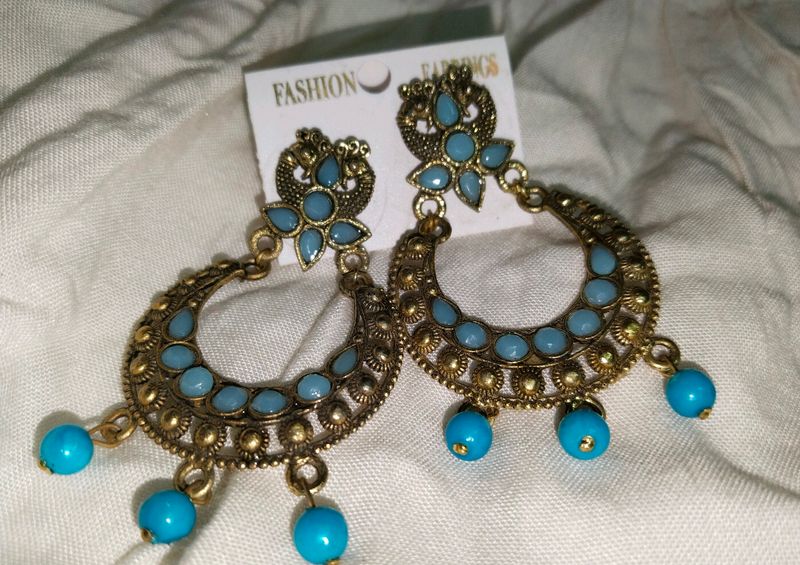 Selling 2 Earrings