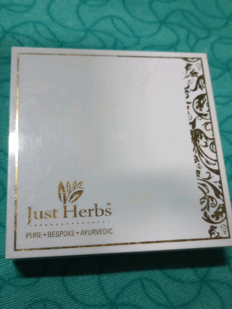 Just Herbs Mattify And Hydrating Compact Powder