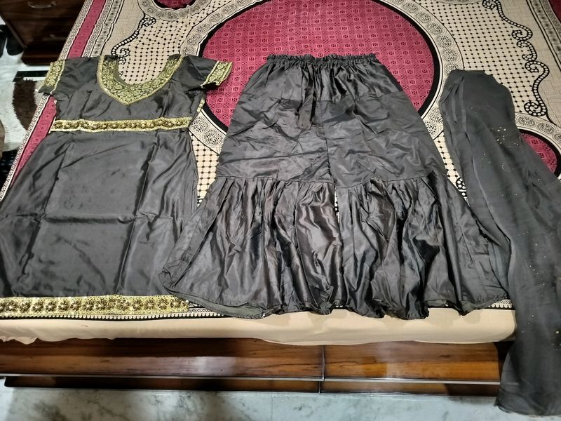 Silk Suit Set For Sale In Good Condition