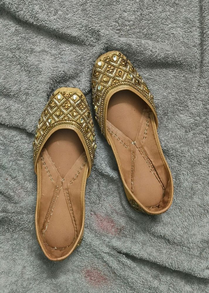 Gold Jhuttis