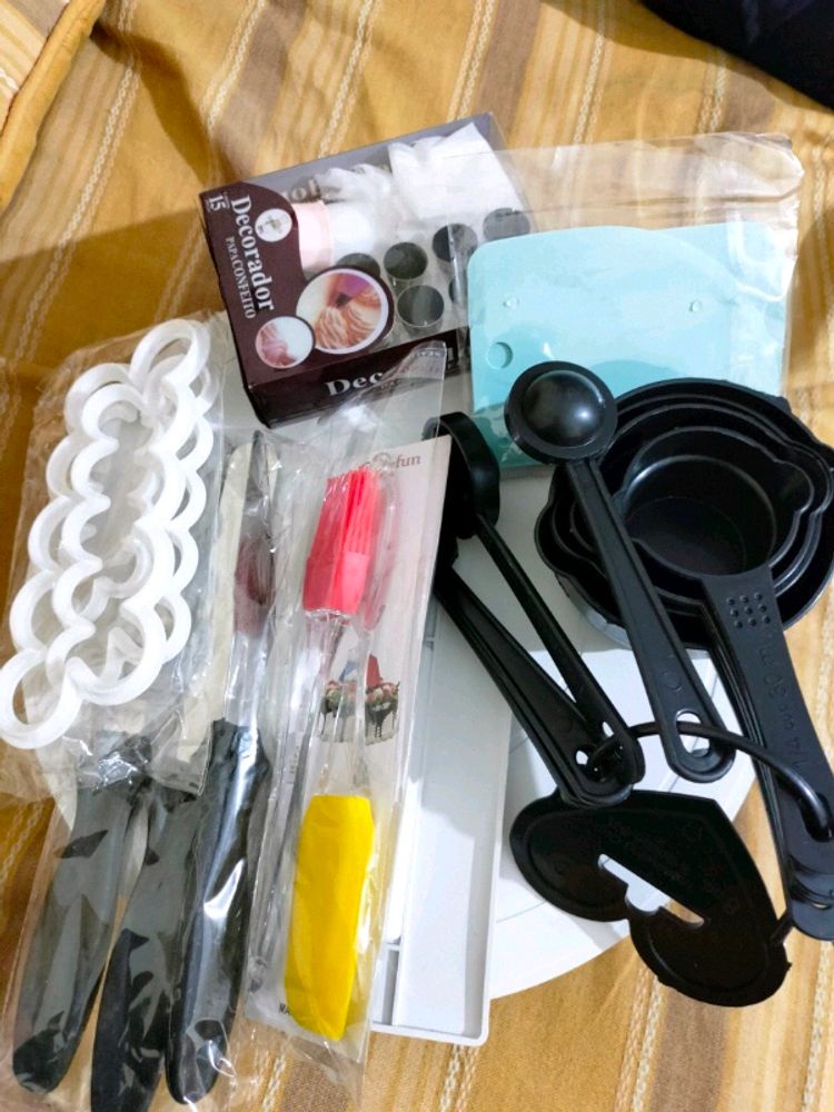 Cake Making Set And Cake Baking Tools of 8 In 1 item. Begginers Baking Kit.