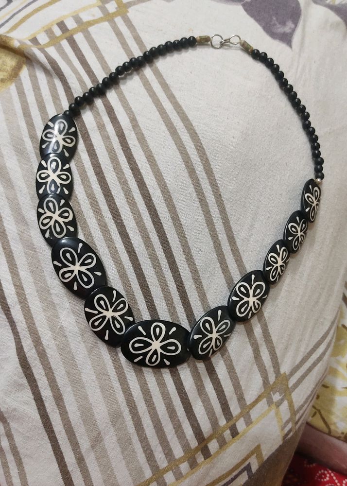 Black And White Rasin Beeds Necklace