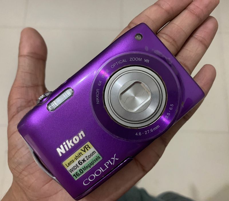 NIKON COOLPIX DIGITAL CAMERA