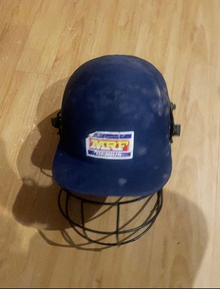 Cricket Helmet nee Little bit Damage