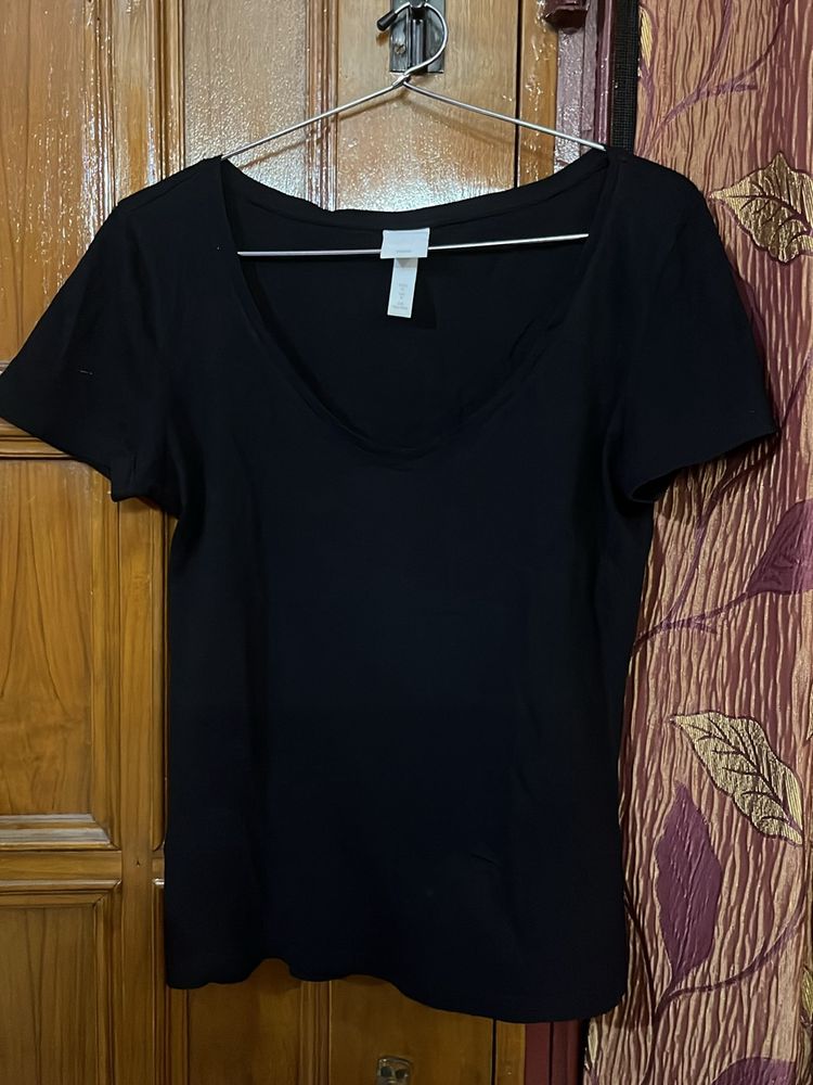Black Solid V Neck T-shirt For Women