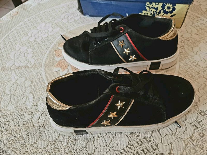 Black Shoes w Gold Stars