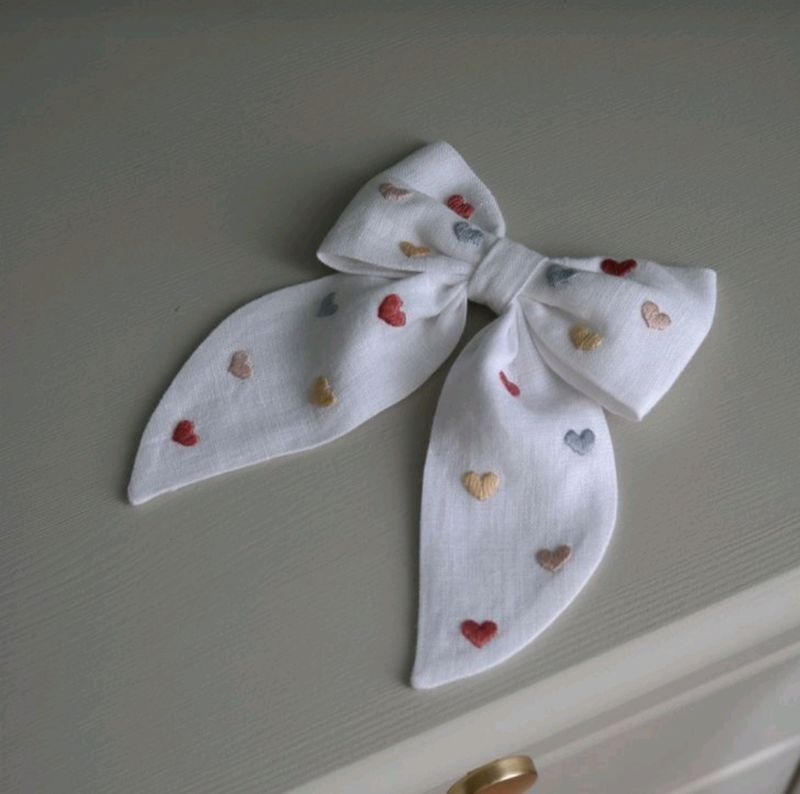 White Embroidered Bow Tail Clip 💐