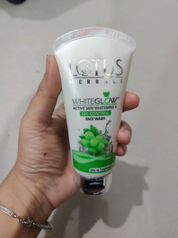 Lotus Herbals White Glow Skin Whitening Face Wash