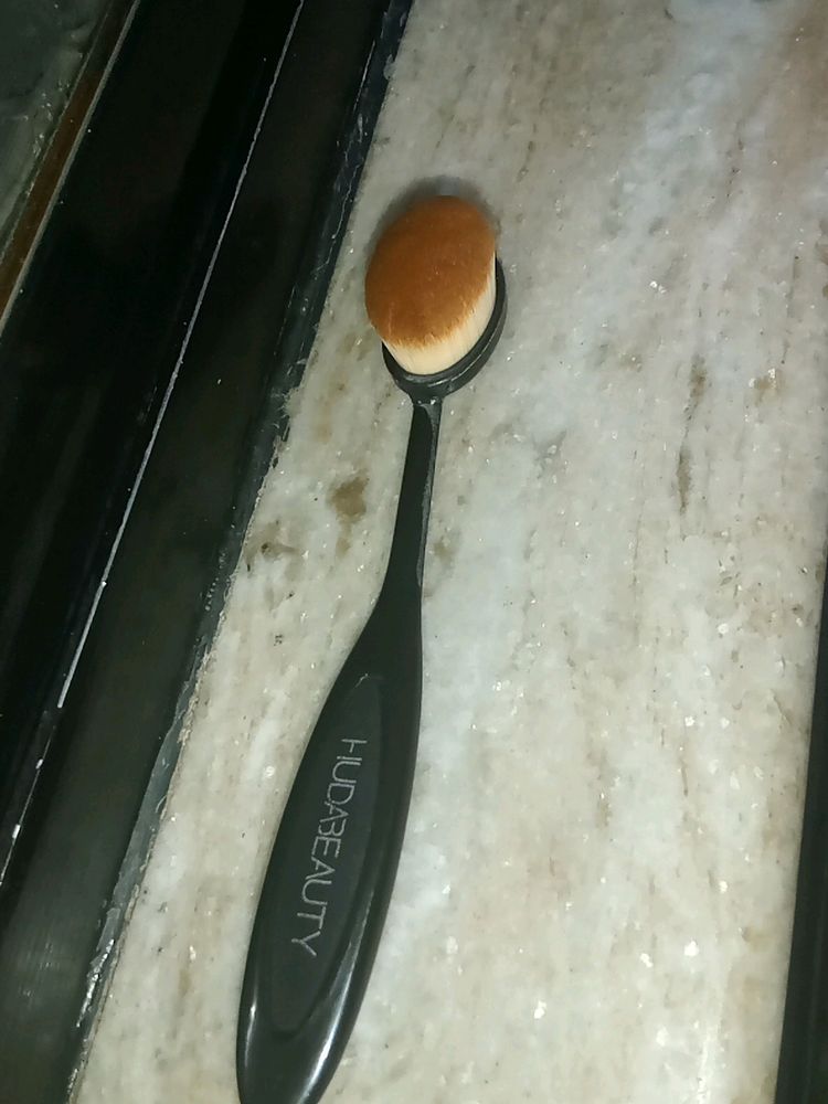 Huda Beauty Oval Makeup Brush