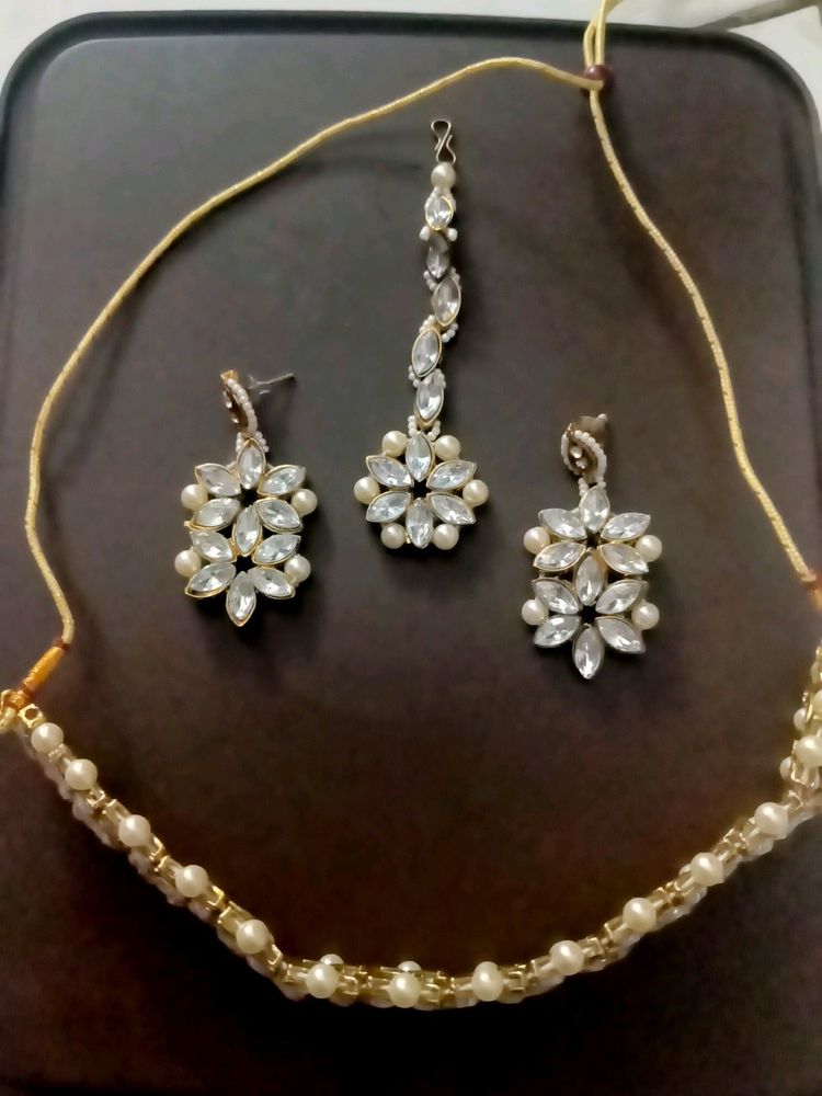 Jewellery Set Along With Maangtika And Earrings