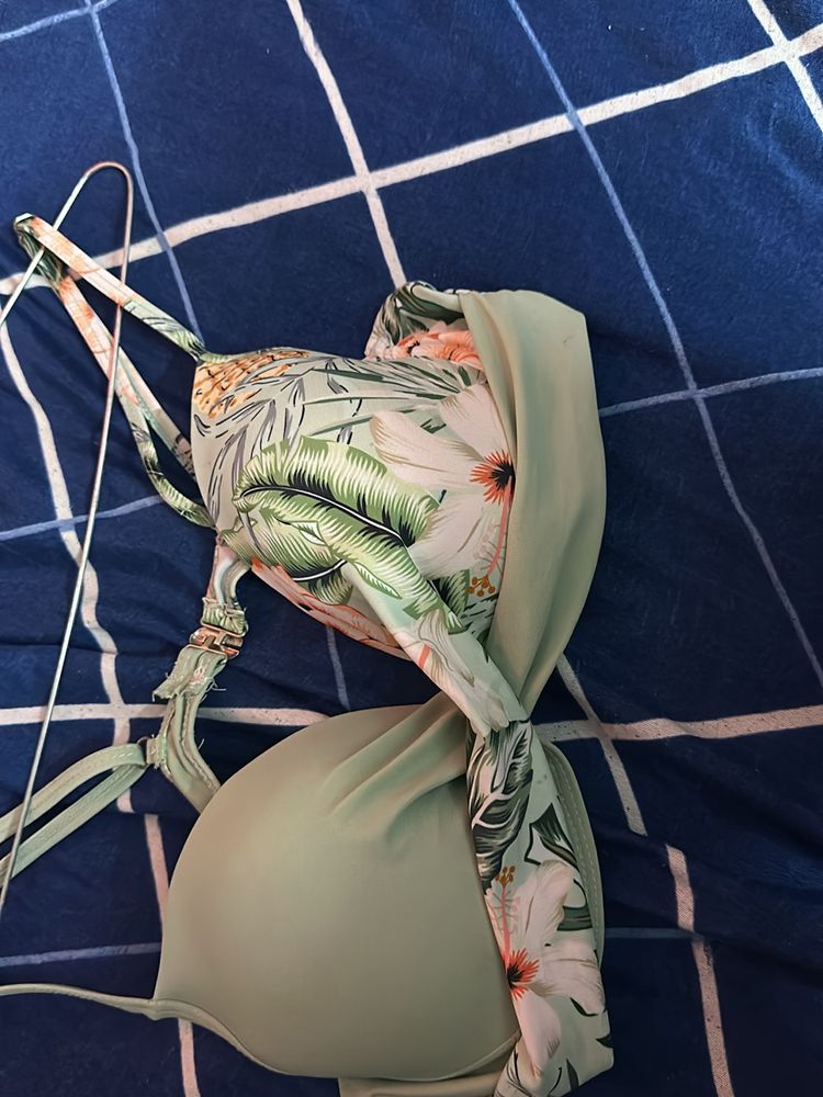 Sia, green bra