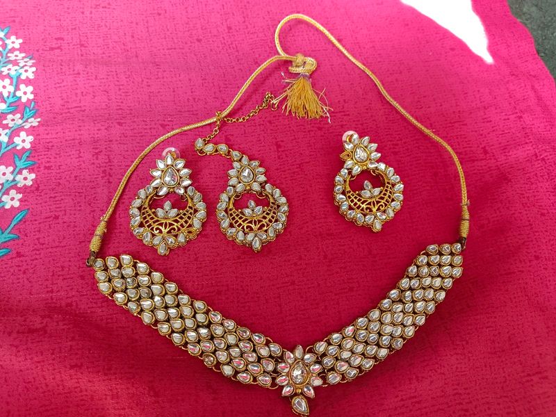 Beautiful Kundan Necklace With Mangtika