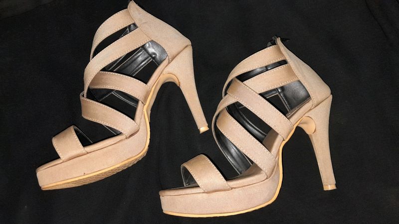 VALIOSAA Solid Beige Heels