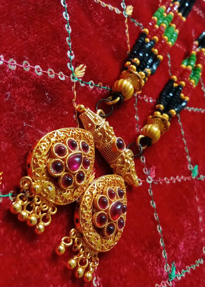 Golden Mangalsutra With Crystal Pot