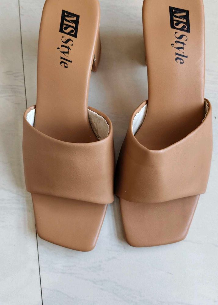 Nude Pumps