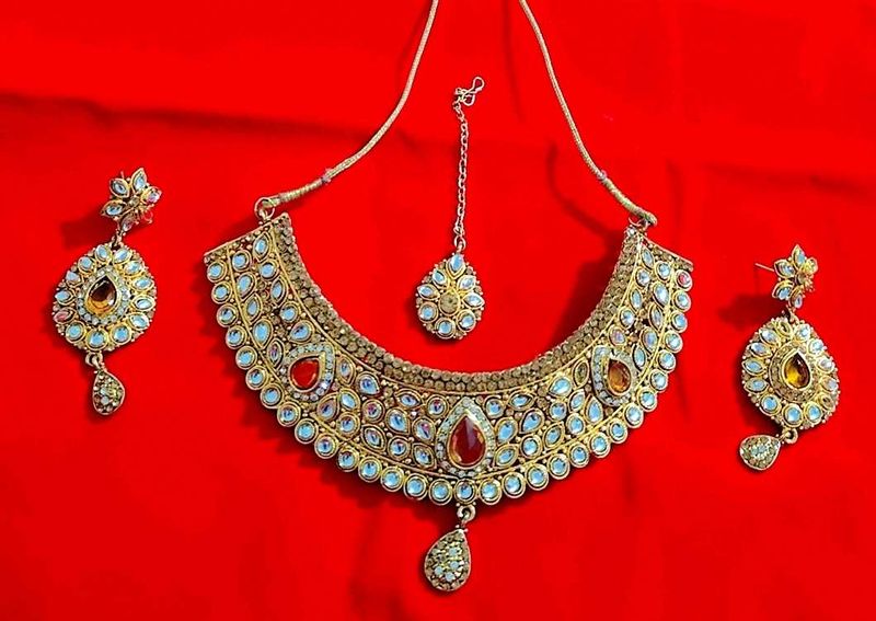 Kundan Necklace With Matching Earrings And Tika