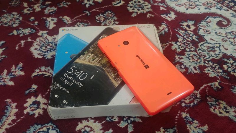 Nokia Microsoft Lumia 540 box with accessories