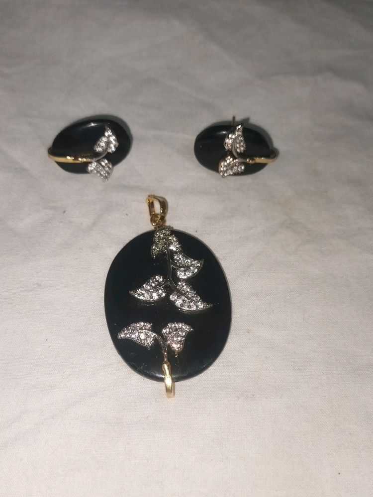 Black STONE PENDENT AND EARRINGS SET