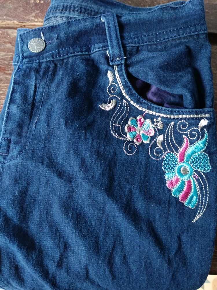 Skinny Jean With Flower Design Pocket