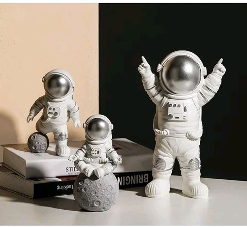 Austronaut Statue For Home Decor