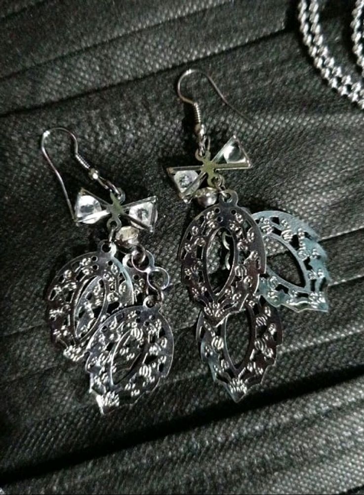 Earrings Pack Of 2 . 1 Locket