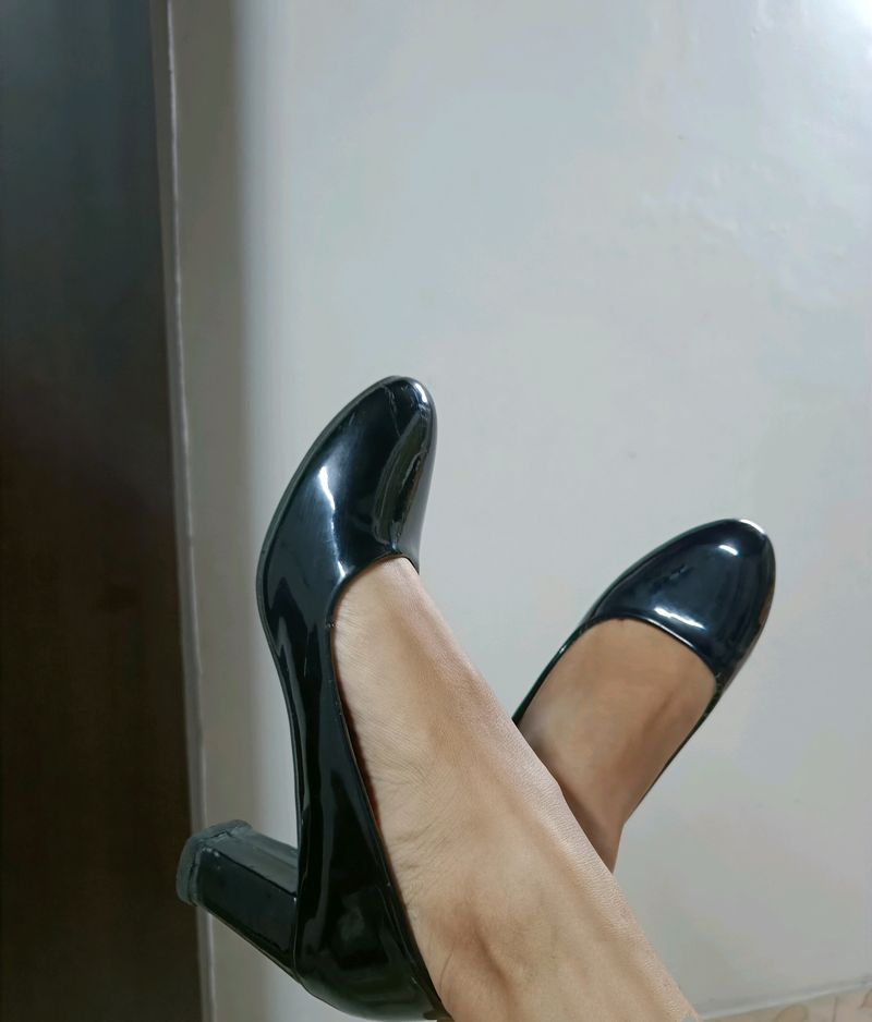 Addons Black Pumps