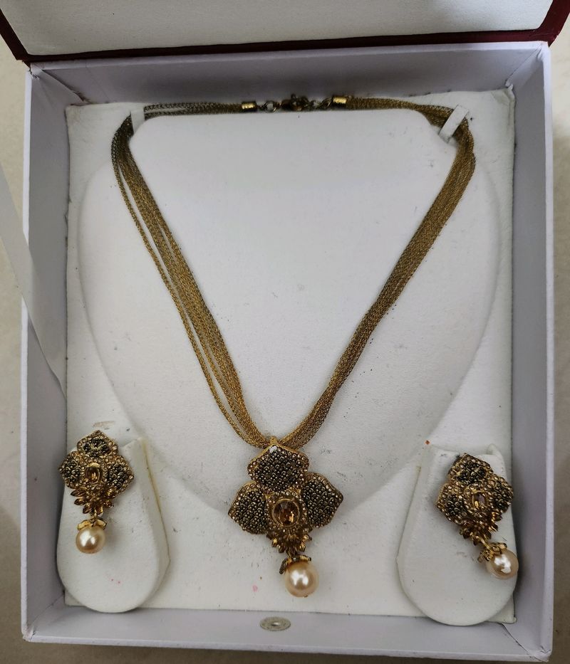 Golden Set With Earrings