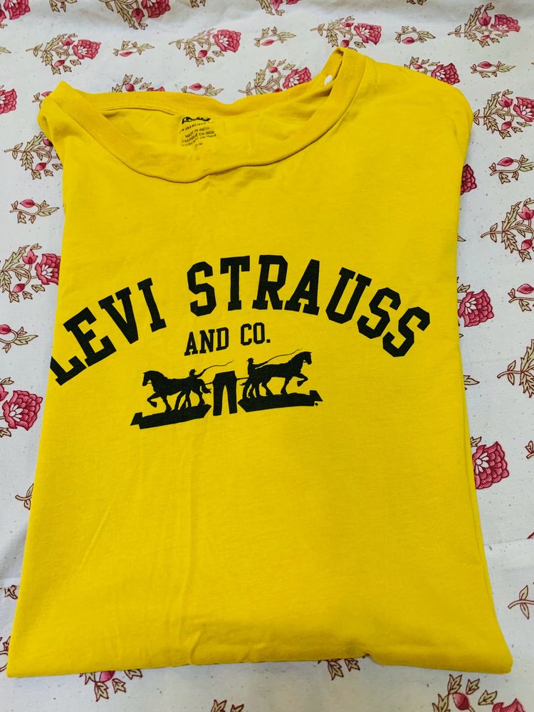 Levi’s - Yellow T-shirt for summer