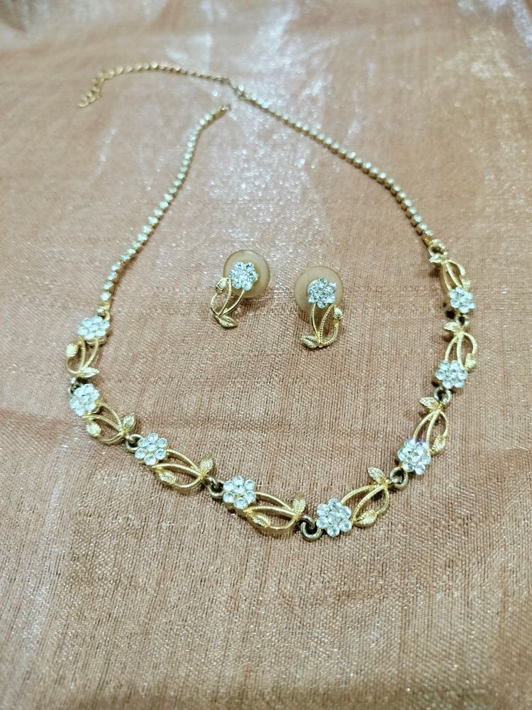 Gold-Tone Floral Necklace and Earrings Set