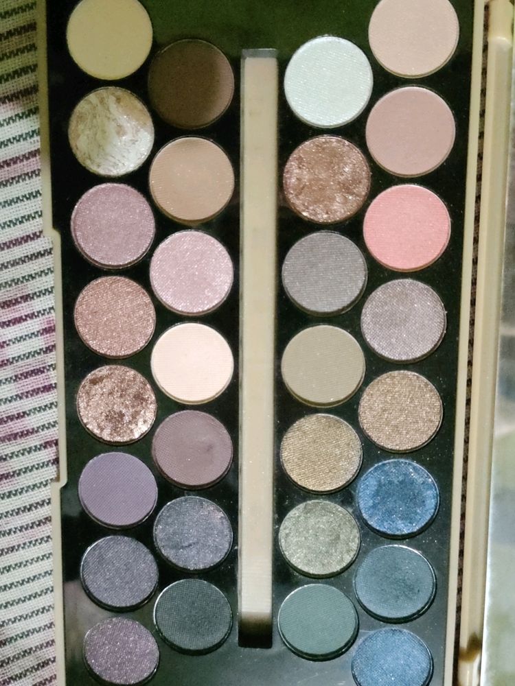 Makeup revolution eyeshadow Palette