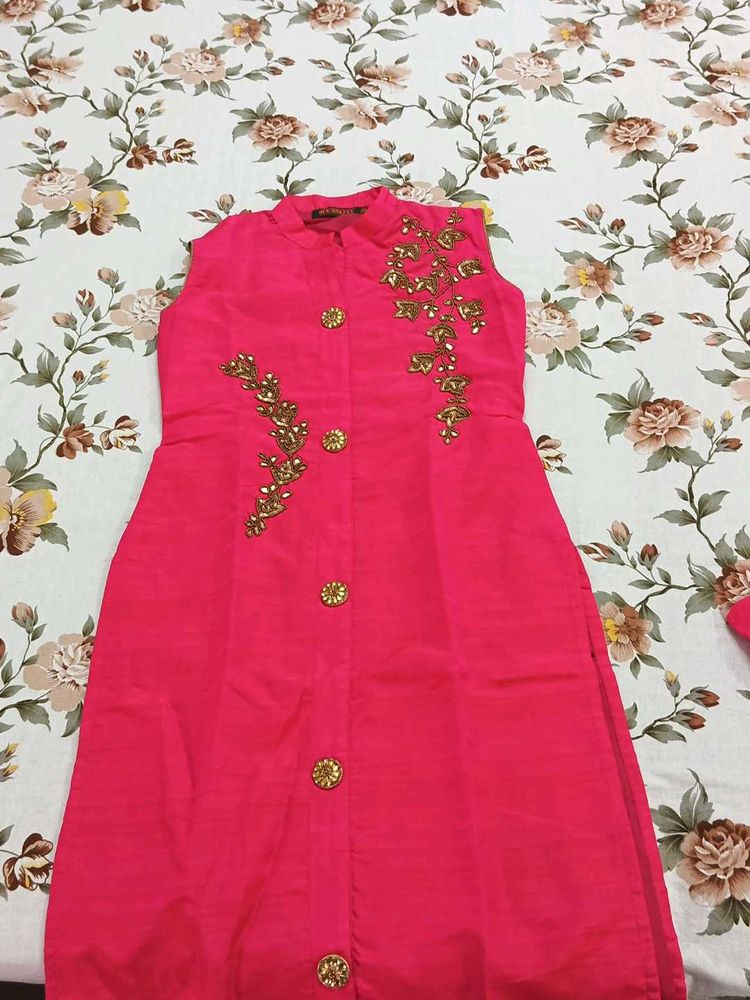 Kurta With Heavy Neck Work And Golden Duptta