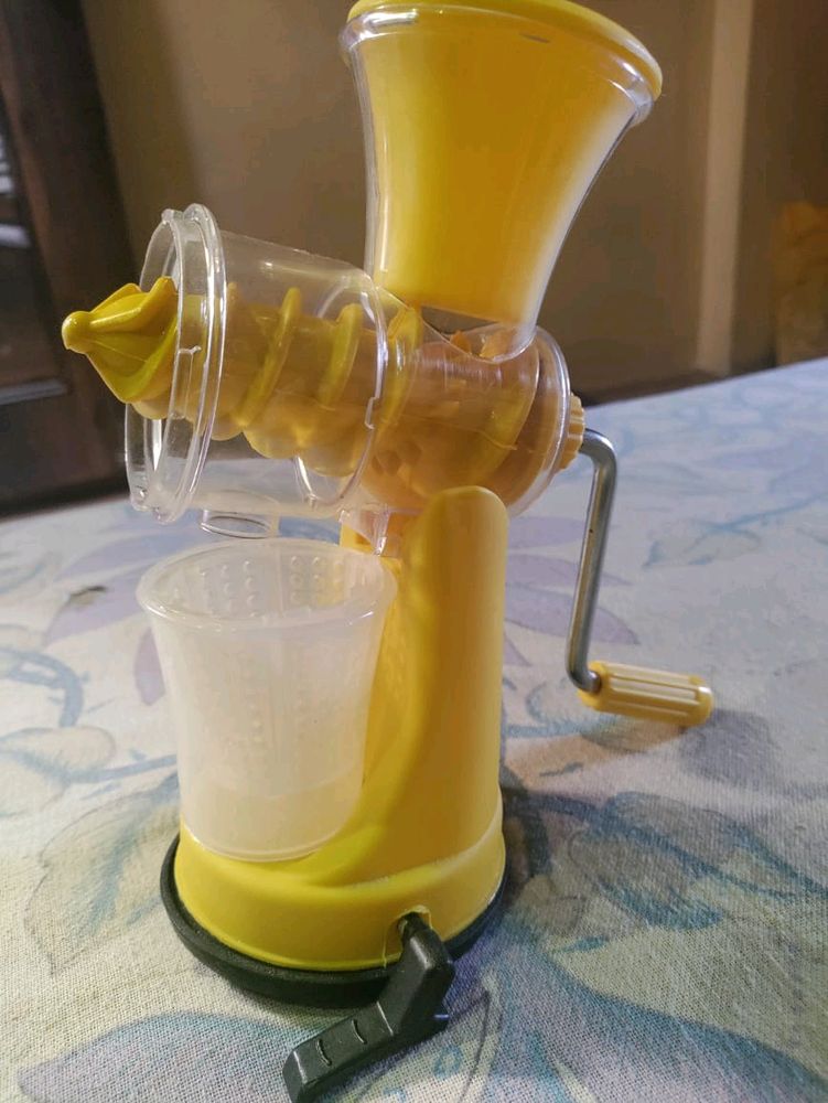 Mannual Hand Juicer with glasses in good Condition