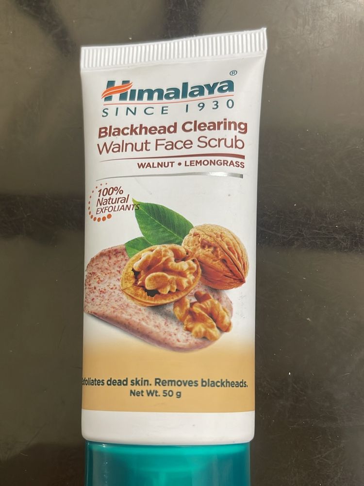 Himalaya Blackhead Clearing walnut Face Scrub