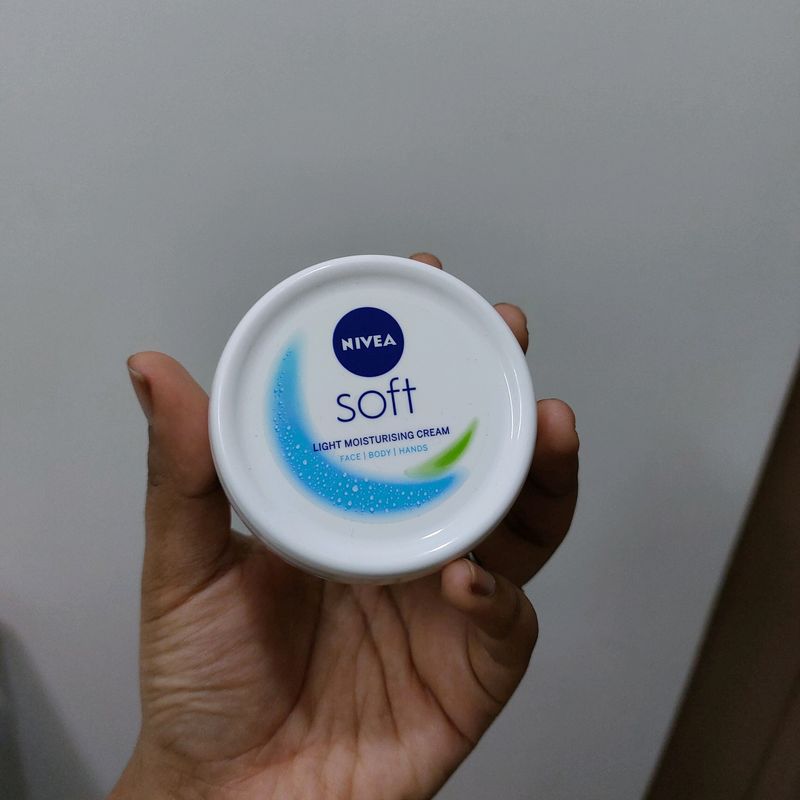 Nivea Soft Light Moisturizing Cream