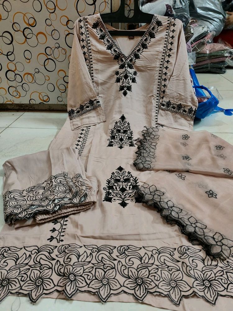 Pakistani Suit Set With Organza Dupatta