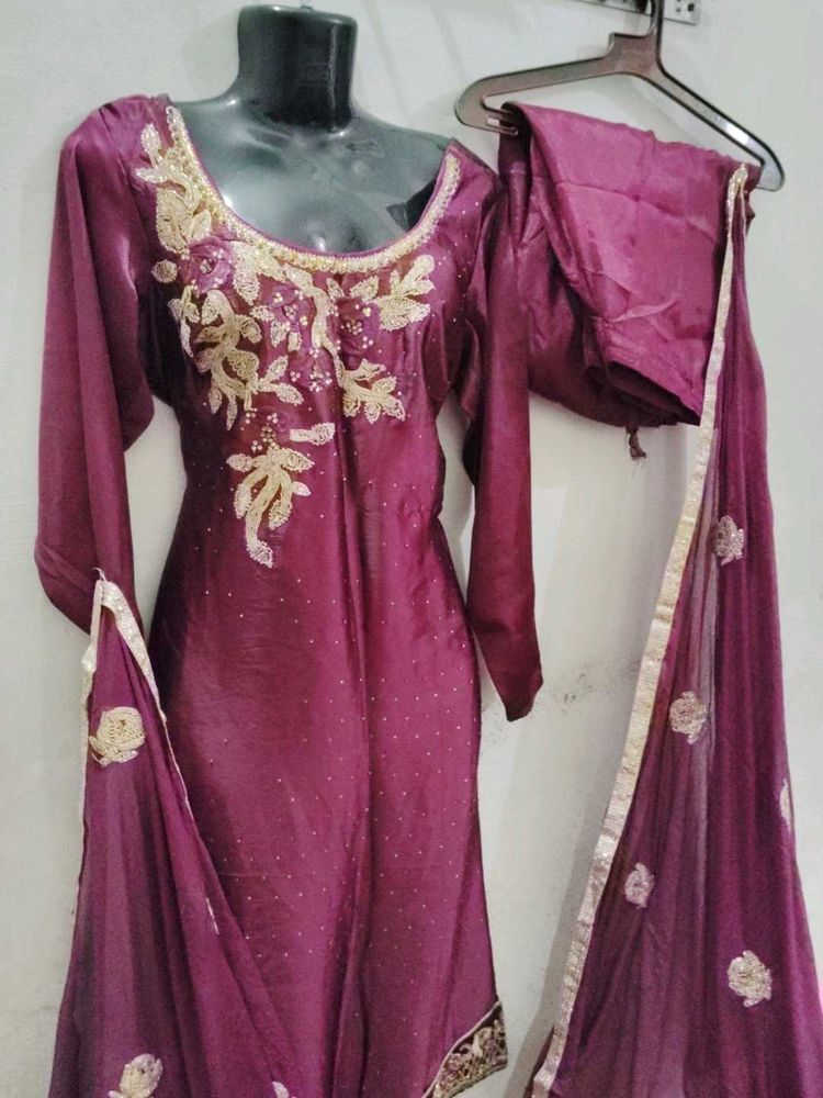 Golden Stone Embroidery work Kurta Set Size issue