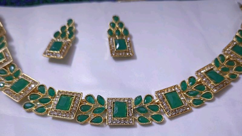 Beautiful Green Necklace With Earrings