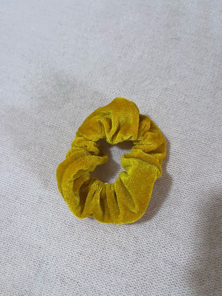 Girls scrunchie in pretty yellow colour 💛