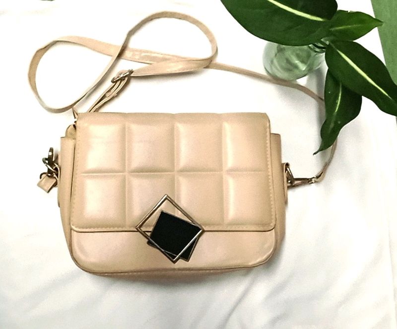 Pretty Nude Slingbag.Pics May Differ In Real.