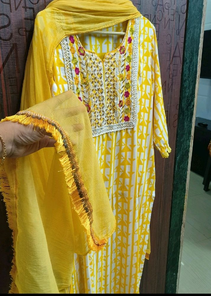 Pakistani Kurta Set With Dupatta