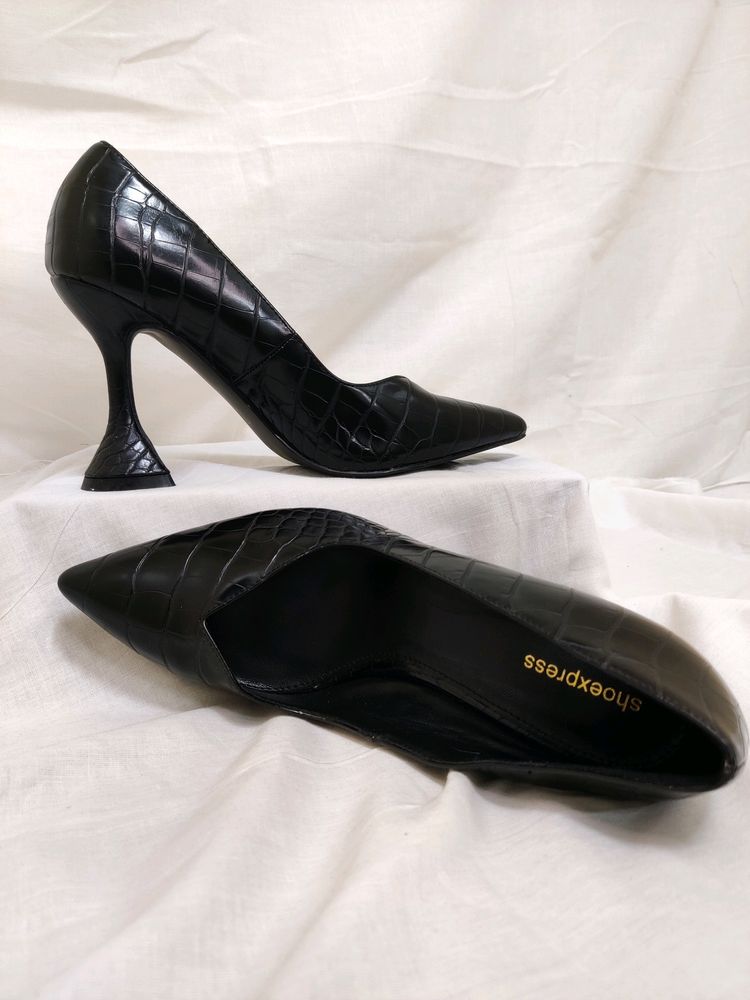 Shoeexpress Black Pointed-Toe pumps