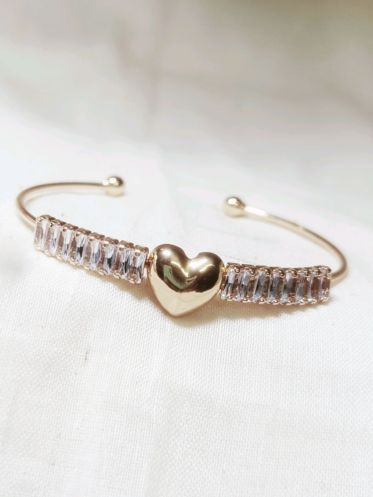 Brand New Heart Shaped Bracelet - Gold