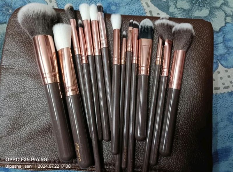 15 Makeup Brushes Set With Pouch