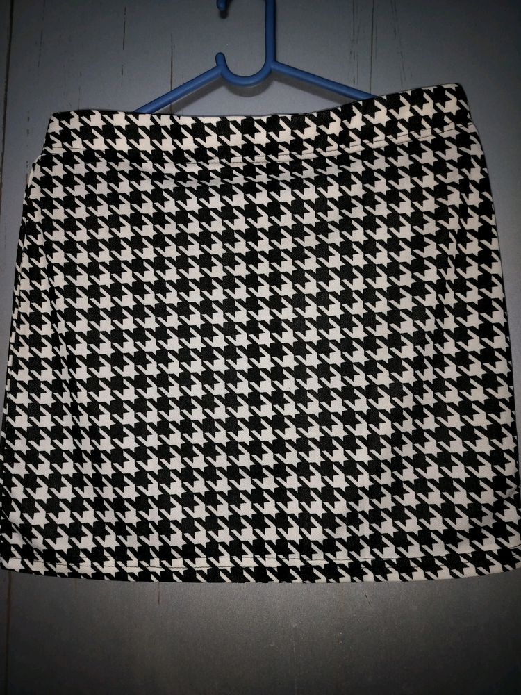 Houndstooth Print Pencil Skirt