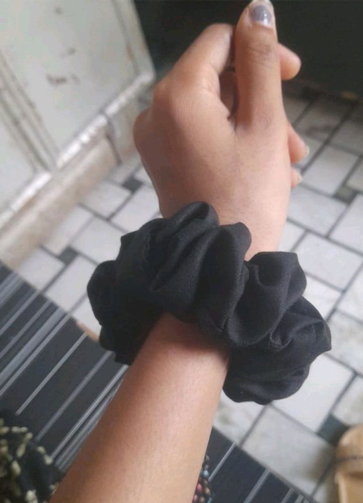 Set Of 2 Black Scrunchies