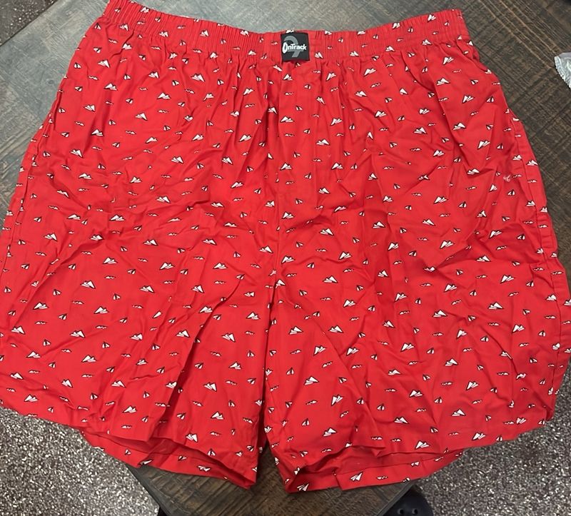 mens shorts very strechable(not used even once)