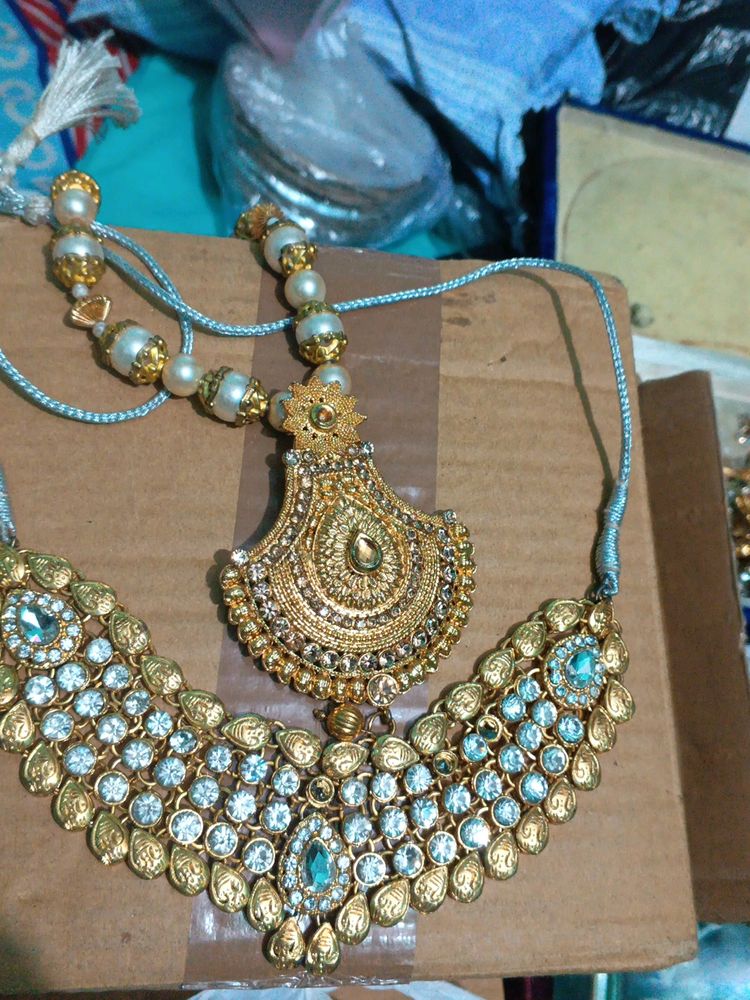 Beautiful Nacklace & Earnings And Magtika