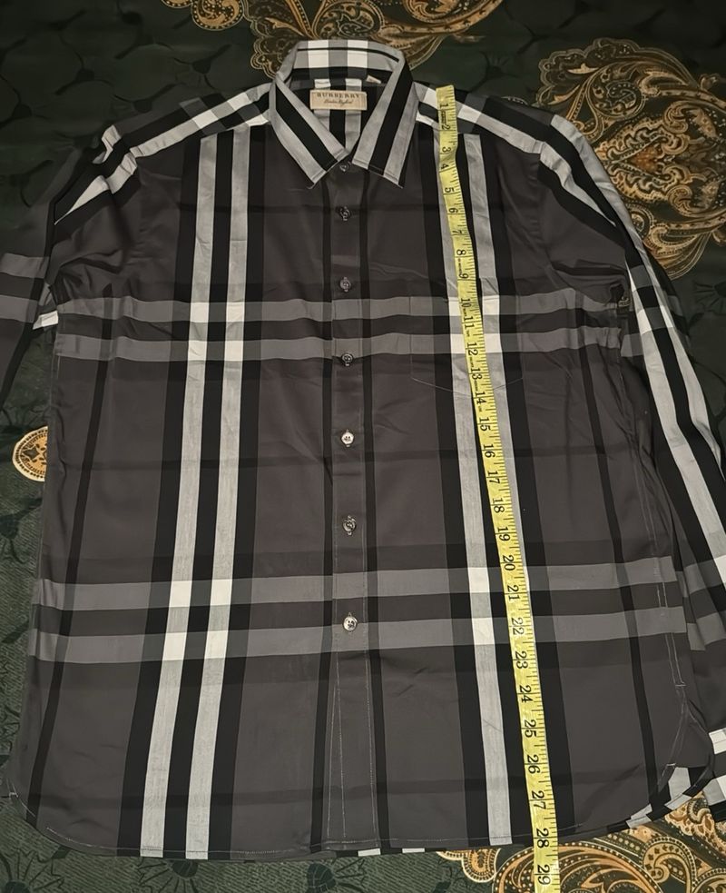 Authnetic burberry shirt L size