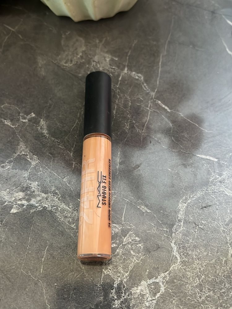 Nw 35, MAC Concealer